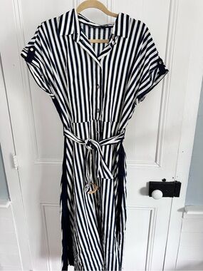 Zara women’s large cotton, blue and white striped maxi/mini dress. EUC.